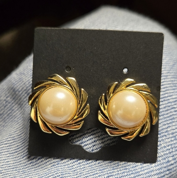 Vintage Gold Tone Fuax Pearl Earrings Clip On Earrings - Picture 8 of 16
